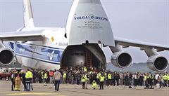 Ruský dopravní letoun Antonov AN124 v sobotu pivezl do nmeckého...