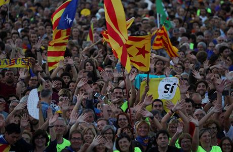 Shromádní Katalánc na podporu referenda.
