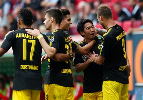 FC Augsburg vs Borussia Dortmund, radost hostí.