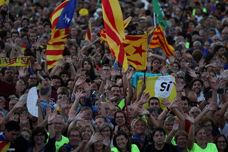 Shromádní Katalánc na podporu referenda.
