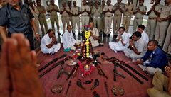Policisté se modlí se svými zbranmi. Jde o souást rituálu souvisejícím se...