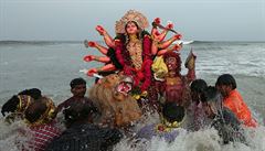 Ponoení sochy hinduistické bohyn Durga do oceánu.