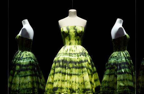 Z tvorby módních návrhá pro Christian Dior: veerní aty s potiskem díla od...
