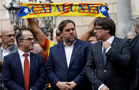 Katalánský premiér Carles Puigdemont (vpravo) a dalí lenové regionální vlády...