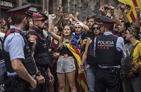 Katalánská policie stojí mezi protestujícími v Barcelon. Lidé protestují proti...
