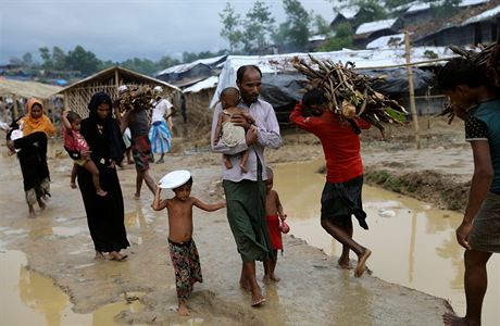 Rohingov pichzej do uprchlickho tbora Balukhali z Barmy.