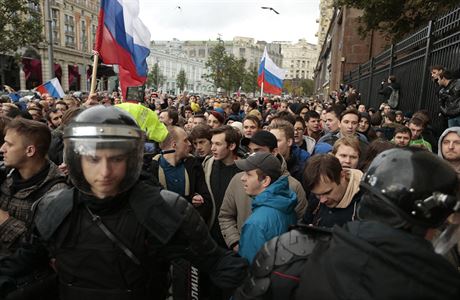 Policie zasahující na demonstraci v Moskv na Putinovi narozeniny.