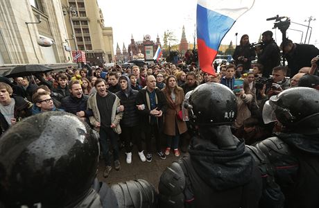 Policie blokujc skandujc demonstranty pi protestu v Moskv.