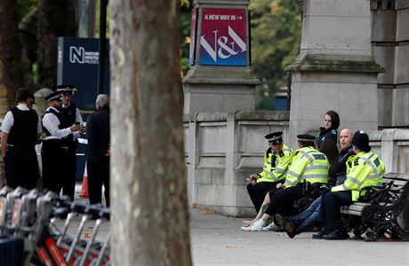 Policist a zrann sedc na lavice u muzea po incidentu v Londn.