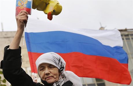 ena demonstrující na protestu v Moskv na Putinovi narozeniny.