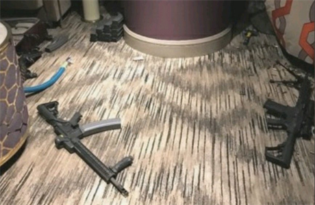 Zbran v hotelovém pokoji Stephena Paddocka.
