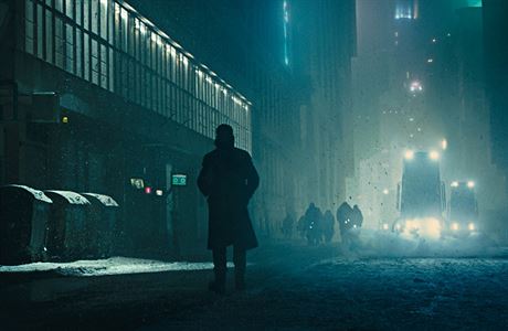 Noní Los Angeles je nebezpené místo. Snímek Blade Runner (2017).