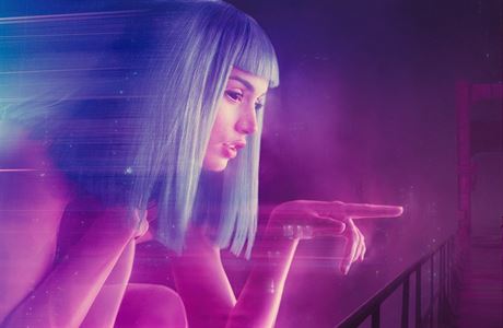 Moderní pojetí neonových reklam. Snímek Blade Runner 2049 (2017).