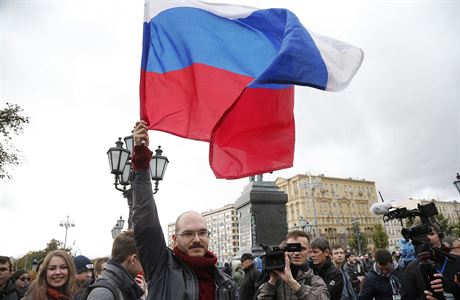 Demonstrující si akci naasovali na 65. narozeniny Vladimíra Putina.