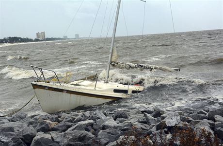 Potápjící se lo pi hurikánu Nate ve stát Mississippi.