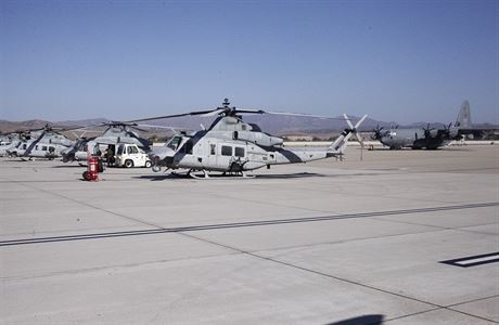 V ostrém kalifornském slunci se blyští nekonečné řady seřazených helikoptér....