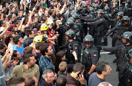 panlská policie násilím bránila Kataláncm volit v referendu o své nezávislosti.
