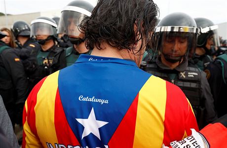 Policie na stoupence katalánského referenda v Barcelon stílela gumové...
