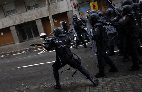 Policie na stoupence katalnskho referenda v Barcelon stlela gumov...