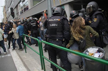 Nsiln postup podkovch jednotek panlsk policie v Barcelon.