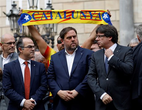 Katalánský premiér Carles Puigdemont (vpravo) a dalí lenové regionální vlády...