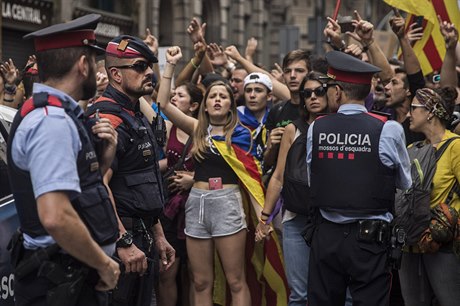 Katalánská policie stojí mezi protestujícími v Barceloně. Lidé protestují proti...