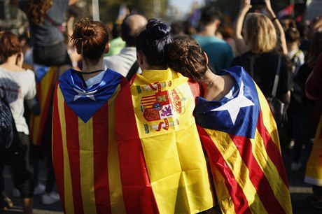 Dívky s katalánskými vlajkami nezávislosti a jednou španělskou..