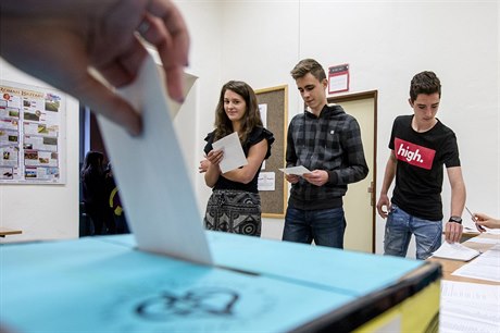 Studentské volby na Gymnáziu Boeny Nmcové v Hradci Králové probíhaly 3. íjna.