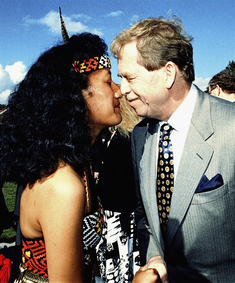 Havel v roce 1995 na Novém Zélandě při návštěvě Maorů.