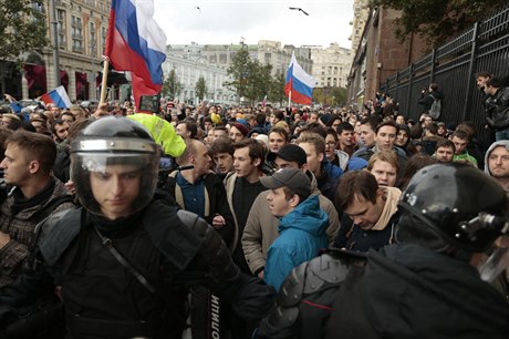 Policie zasahující na demonstraci v Moskv na Putinovi narozeniny.