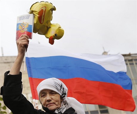 ena demonstrující na protestu v Moskv na Putinovi narozeniny.