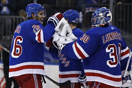 Vpravo branká New Yorku Rangers Henrik Lundqvist.