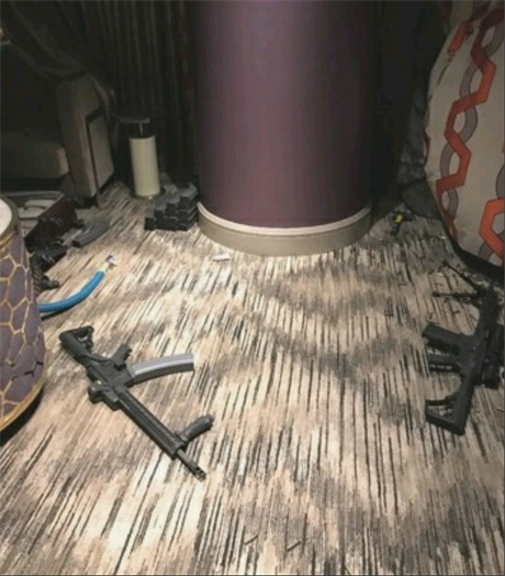 Zbraně v hotelovém pokoji Stephena Paddocka.