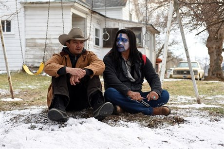 Cory Lambert (Jeremy Renner) má s indiány výborné vztahy.