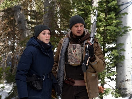 Na vraha se musí jít s patinou výbavou. Snímek Wind River (2017).