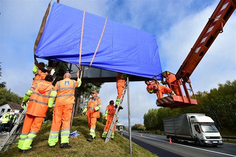 Silniái zaali s odstaraováním billboard.