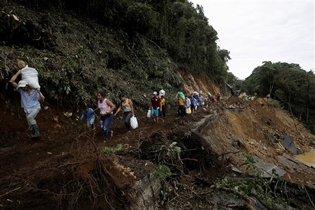 Na Kostarice uvízli lidé cestující autobudem kvli tropické boui Nate mezi...