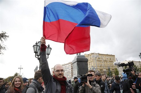 Demonstrující si akci naasovali na 65. narozeniny Vladimíra Putina.
