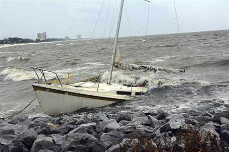 Potápjící se lo pi hurikánu Nate ve stát Mississippi.