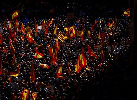 Lidé demonstrující za jednotu panlska. v Barcelon.