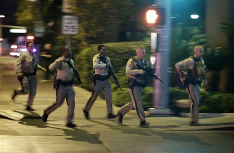 Las Vegas, policisté utíkají na místo inu.
