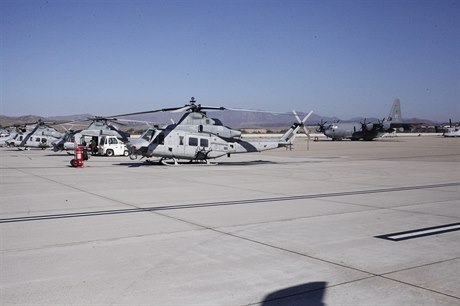 V ostrém kalifornském slunci se blyští nekonečné řady seřazených helikoptér....
