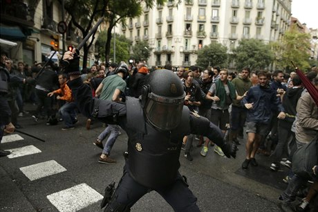 Stety voli v katalánském referendu a panlské policie