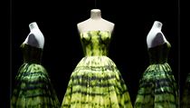 Z tvorby módních návrhářů pro Christian Dior: večerní šaty s potiskem díla od...