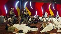 Las Vegas polici v centru, kam se lid� p�esunuli po st�elb�.