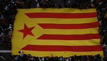 Demonstranti drží katalánskou vlajku.