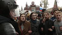 Policist blokujc demonstranty pi protestech v Moskv.