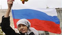 ena demonstrujc na protestu v Moskv na Putinovi narozeniny.