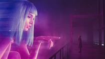 Modern pojet neonovch reklam. Snmek Blade Runner 2049 (2017).