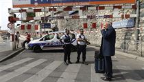 Francouzt policist str pjezdovou cestu k vlakovmu ndra v Marseille.